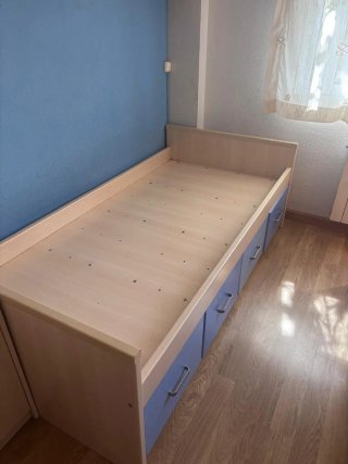 Cama, armario y estantería juvenil