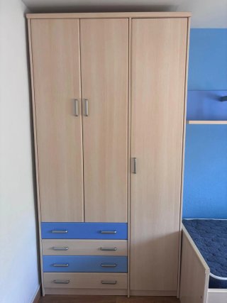 Cama, armario y estantería juvenil