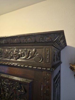 Armario antiguo de madera tallada