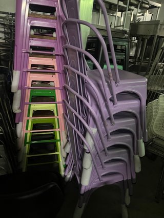 Sillas apilables de metal y plástico