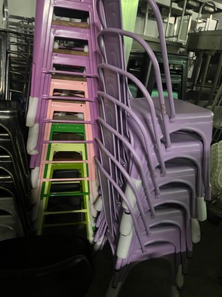 Sillas apilables de metal y plástico