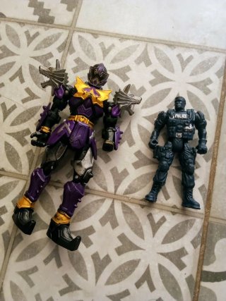 Lote 2 figuras acción (militar y fantasía)