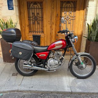 Suzuki GN125 Moto Clásica Roja y Plata