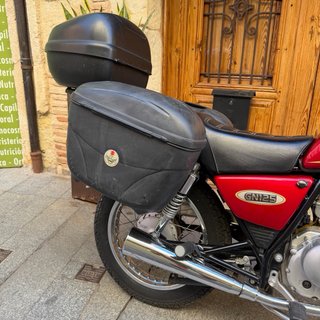 Suzuki GN125 Moto Clásica Roja y Plata