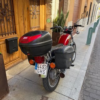 Suzuki GN125 Moto Clásica Roja y Plata
