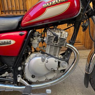 Suzuki GN125 Moto Clásica Roja y Plata