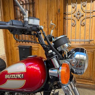 Suzuki GN125 Moto Clásica Roja y Plata