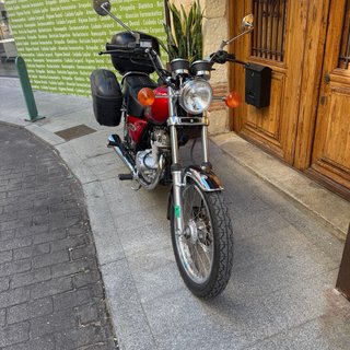 Suzuki GN125 Moto Clásica Roja y Plata