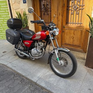 Suzuki GN125 Moto Clásica Roja y Plata