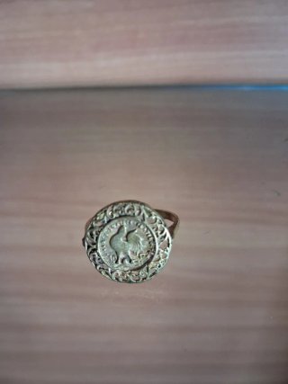 Anello con moneta dorata