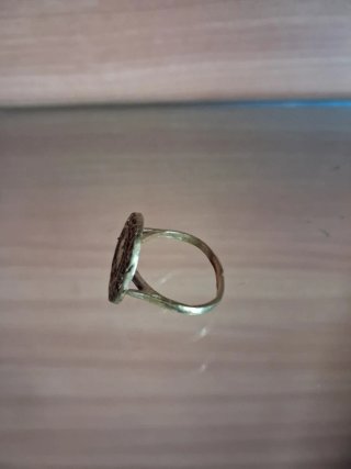 Anello con moneta dorata