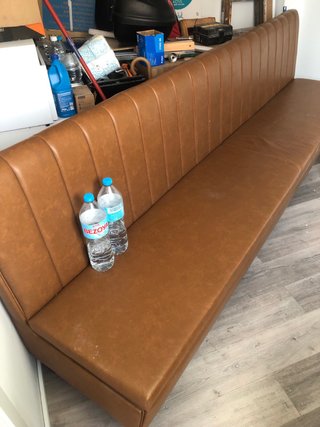 Sofá de piel marrón casi nuevo