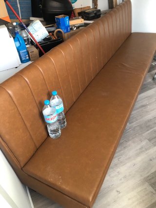 Sofá de piel marrón casi nuevo