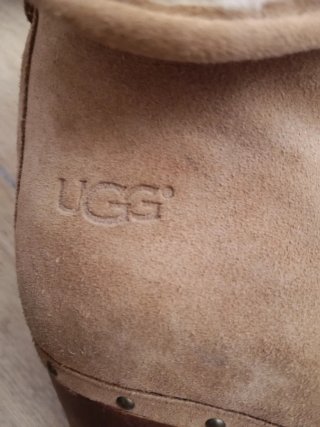 Stivali UGG Camel con tacco