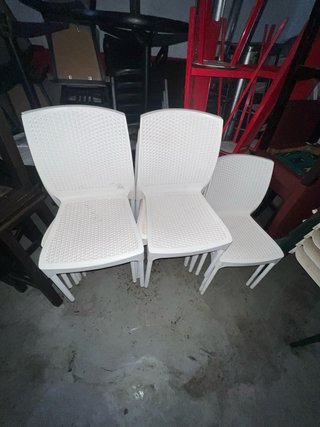 Sillas plásticas apilables blancas