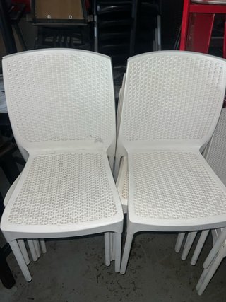 Sillas plásticas apilables blancas