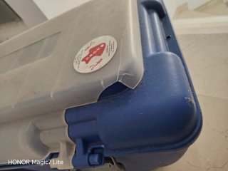 Baul de buceo azul con tapa transparente