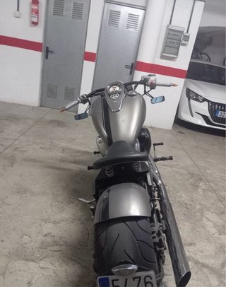 Moto Cruiser Negra y Gris Única