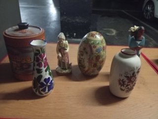 Lote Jarrón, Huevo Decorativo y Figuras