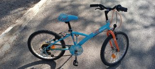 Bicicleta infantil azul y naranja
