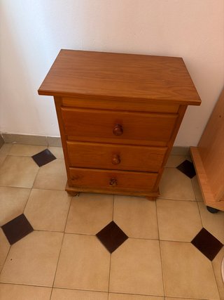 Mesita de noche de madera