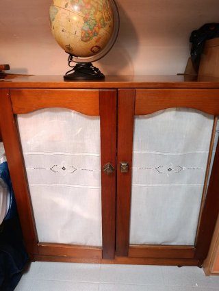 Mueble madera cerezo puertas cristal