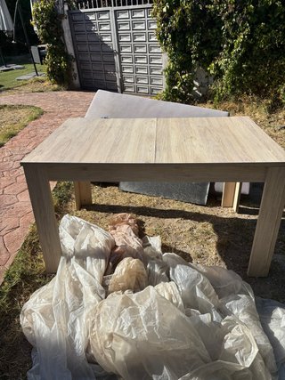 Mesa de comedor de madera