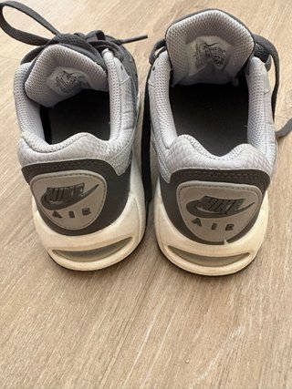 Zapatillas Nike Air grises y blancas