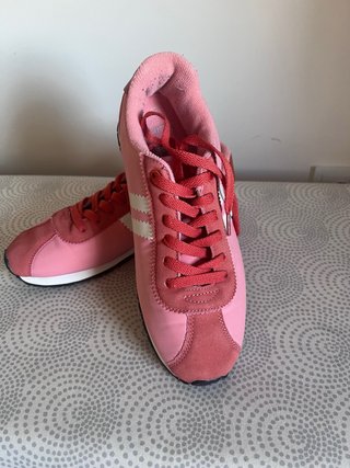 Zapatillas deportivas rosas y rojas