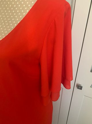 Vestido de cóctel rojo con detalles plateados