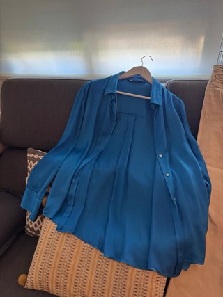 Lote 2 camicie e 1 pantalone. Da donna