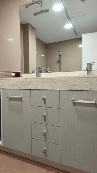 Conjunto mueble de baño con travertino como nuevo