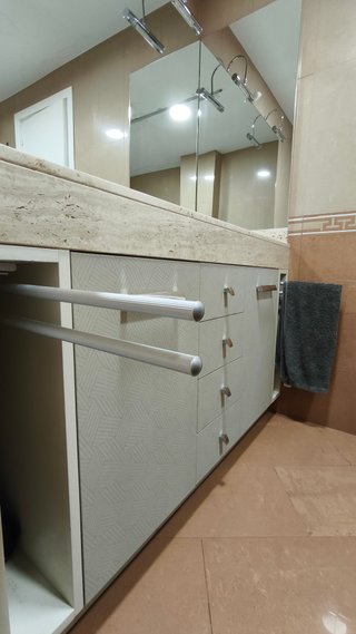 Conjunto mueble de baño con travertino como nuevo