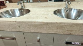 Conjunto mueble de baño con travertino como nuevo