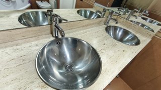 Conjunto mueble de baño con travertino como nuevo
