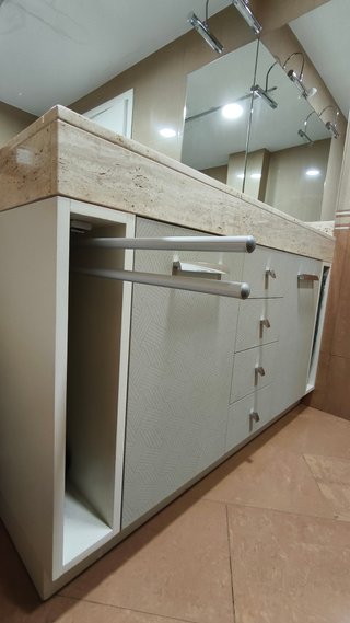 Conjunto mueble de baño con travertino como nuevo
