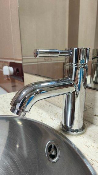 Conjunto mueble de baño con travertino como nuevo