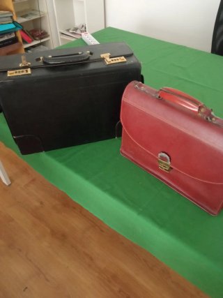 Maletines Vintage Negros y Rojos