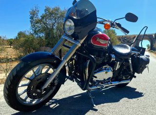 Triumph America 865 Cruiser Negra/Roja