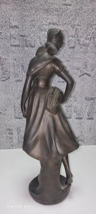 Escultura clásica dama campesina.