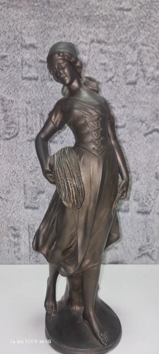 Escultura clásica dama campesina.