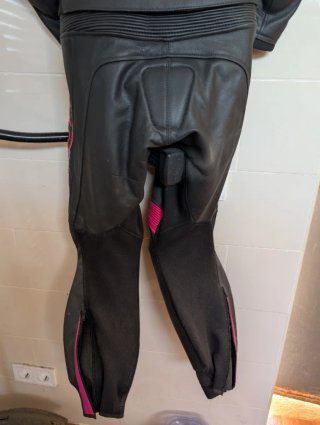 Mono moto cuero mujer rosa