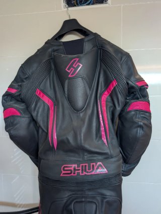 Mono moto cuero mujer rosa