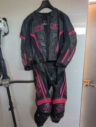 Mono moto cuero mujer rosa