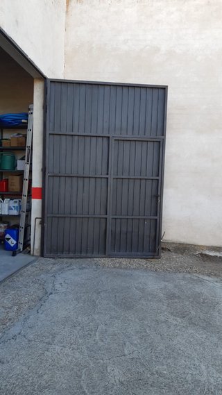 Puerta Metálica Negra