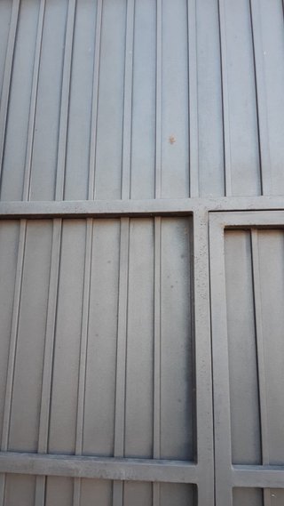 Puerta Metálica Negra