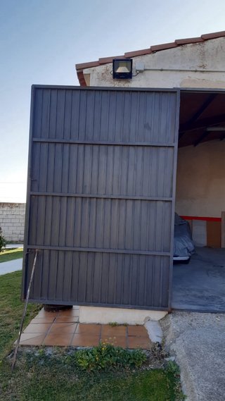 Puerta Metálica Negra