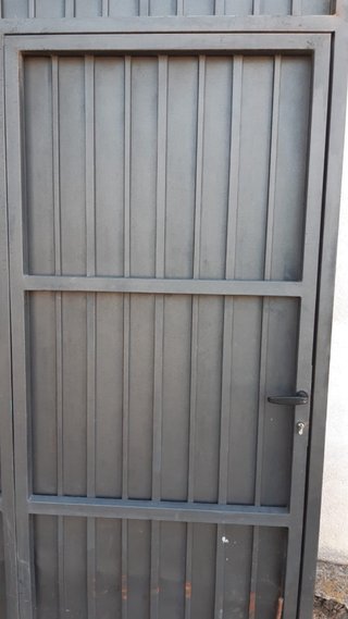 Puerta Metálica Negra