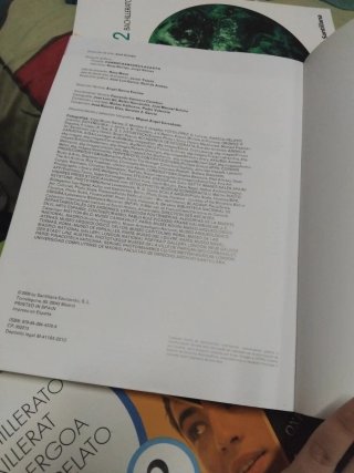 Libro de buen estado un poco sobraiado de amarillo