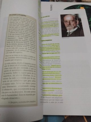 Libro de buen estado un poco sobraiado de amarillo